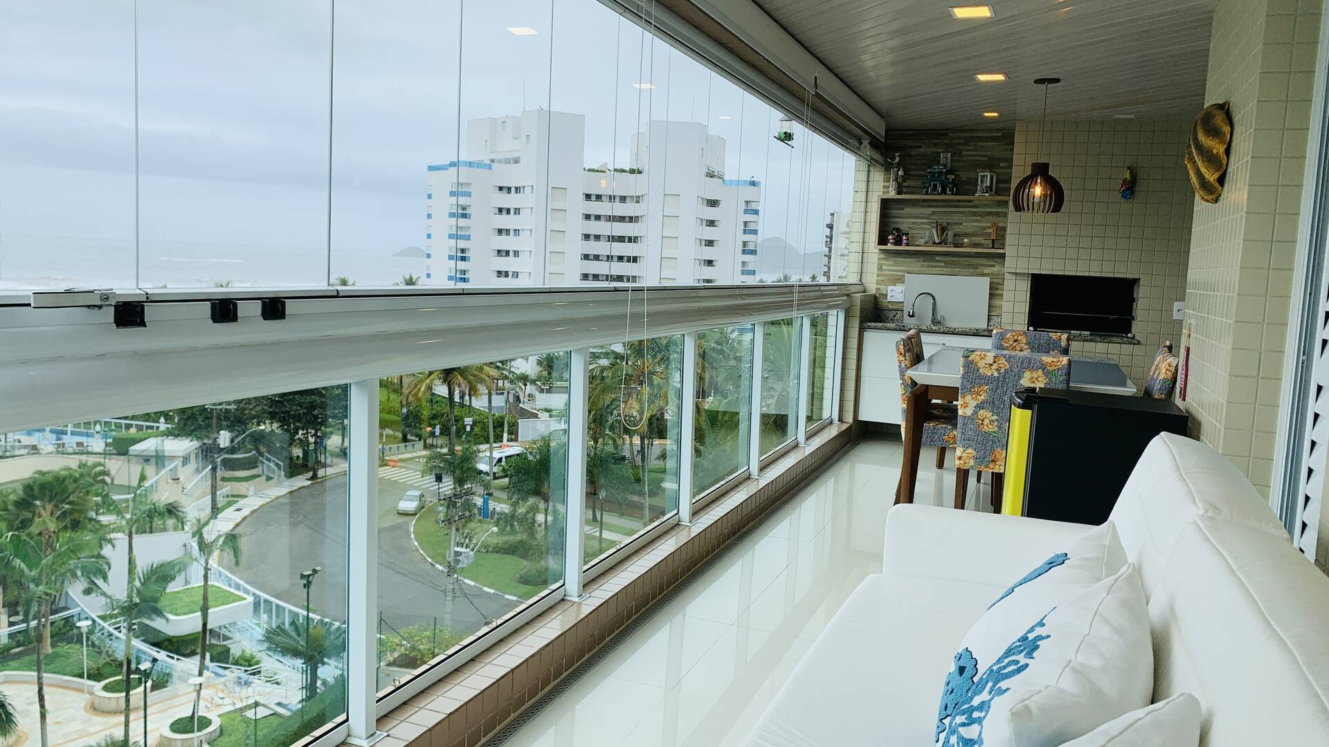 Apartamento à venda Riviera pé na areia módulo 7 com vista para mar.