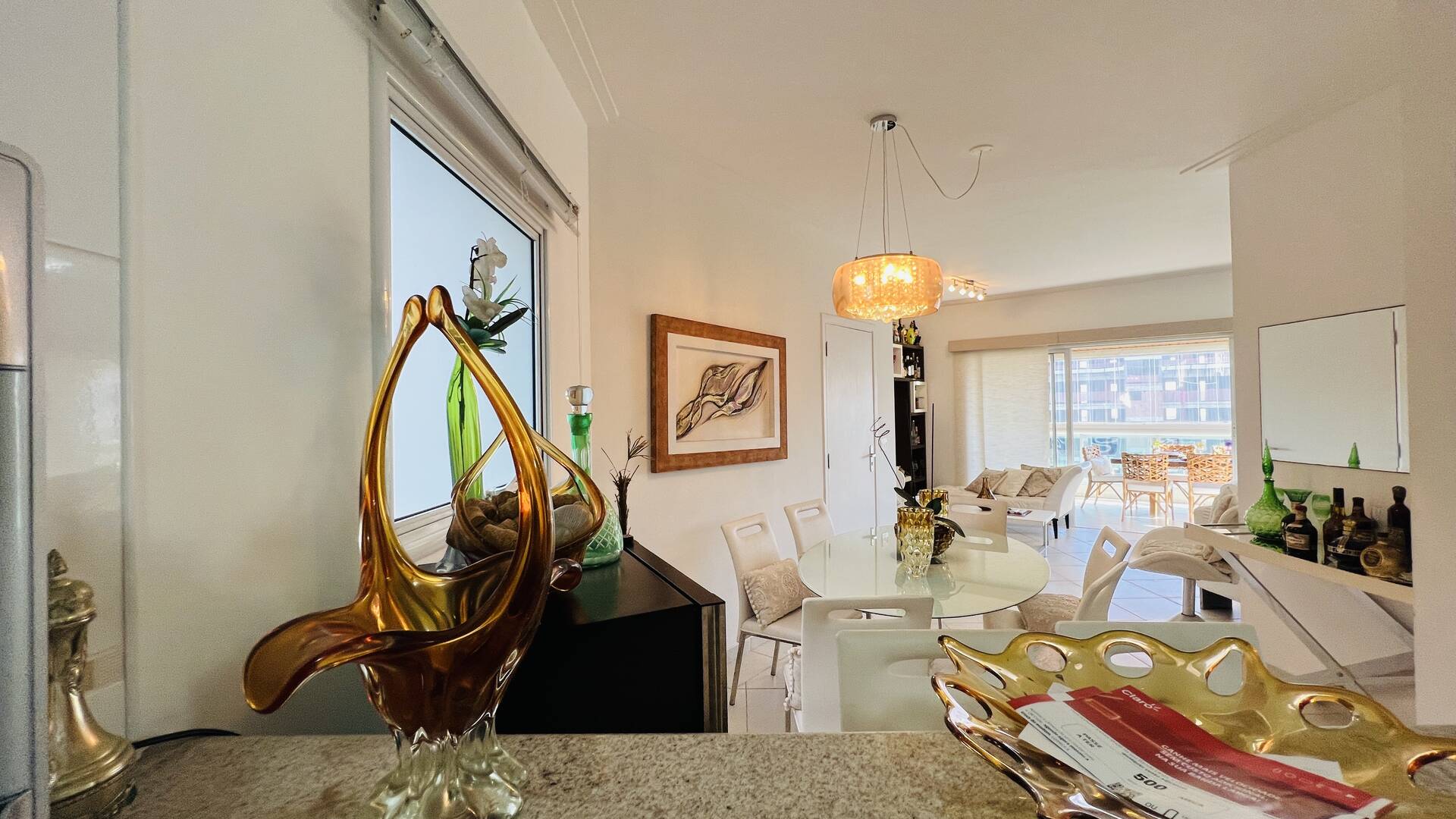 Apartamento decorado pé na areia para venda com vista para mar.