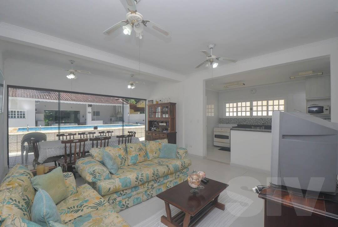 Espetacular Casa de 4 Dormitórios com Piscina e Churrasqueira - Módulo 30