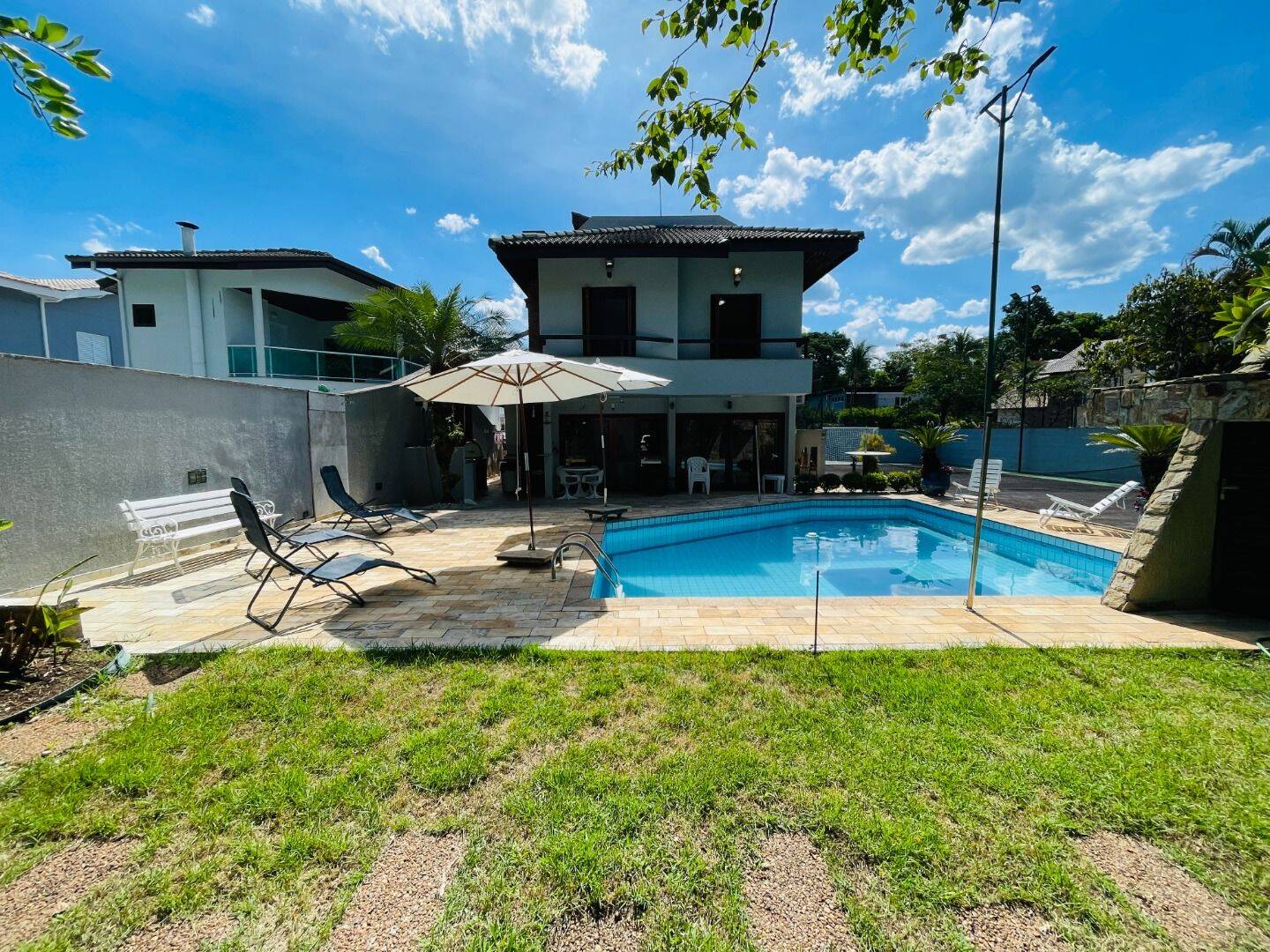 Residência de 3 Dormitórios com Piscina e Quadra Poliesportiva! Módulo 26