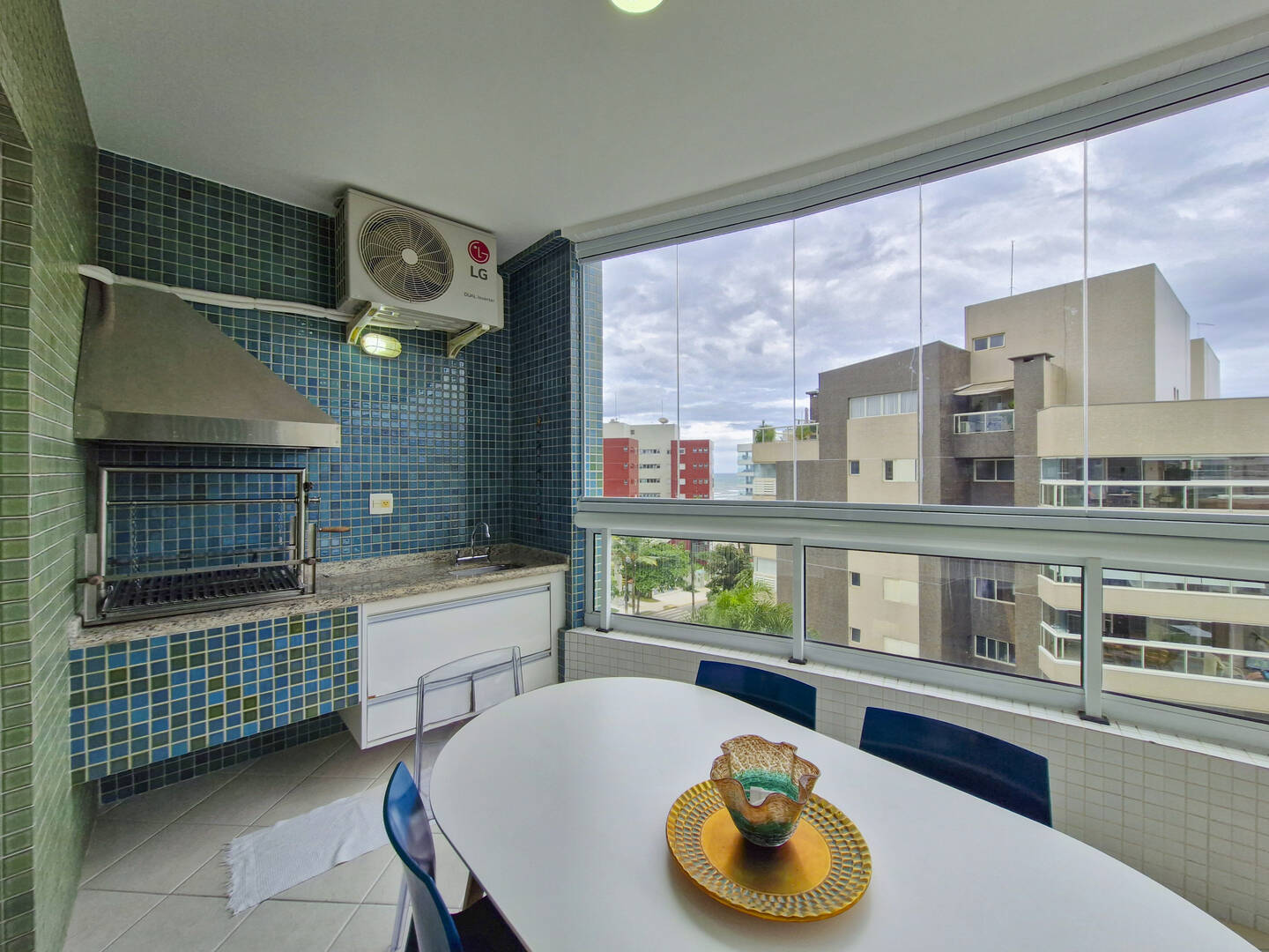 Apartamento com 2 dormitórios à venda, 78 m² por R$ 1.950.000,00 - Riviera