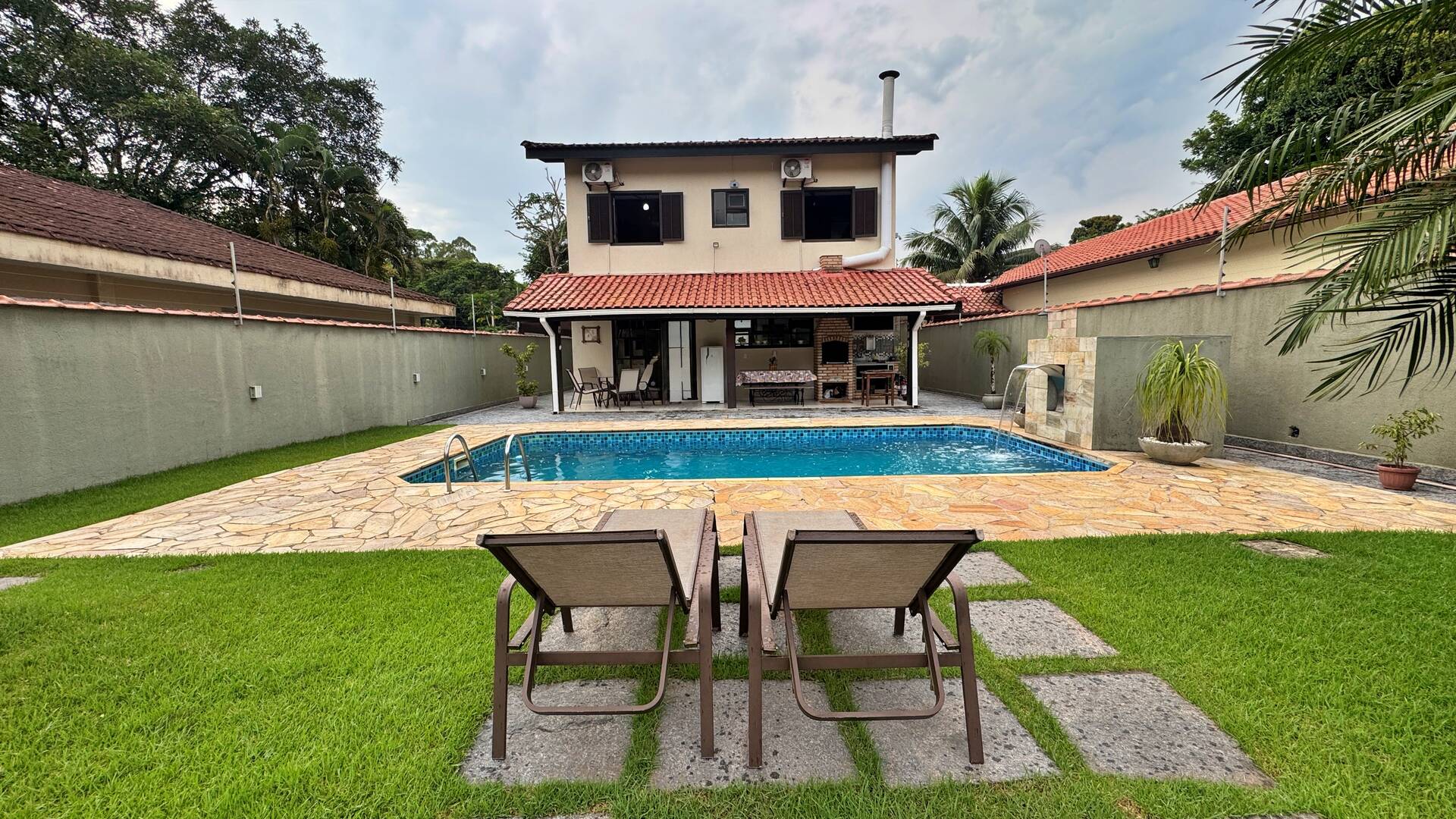 Casa à venda com 4 quartos, 250m² - Foto 1