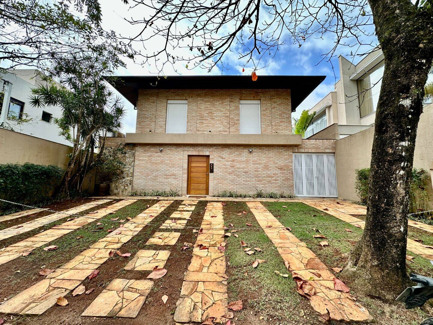 Casa à venda com 6 quartos, 422m² - Foto 1