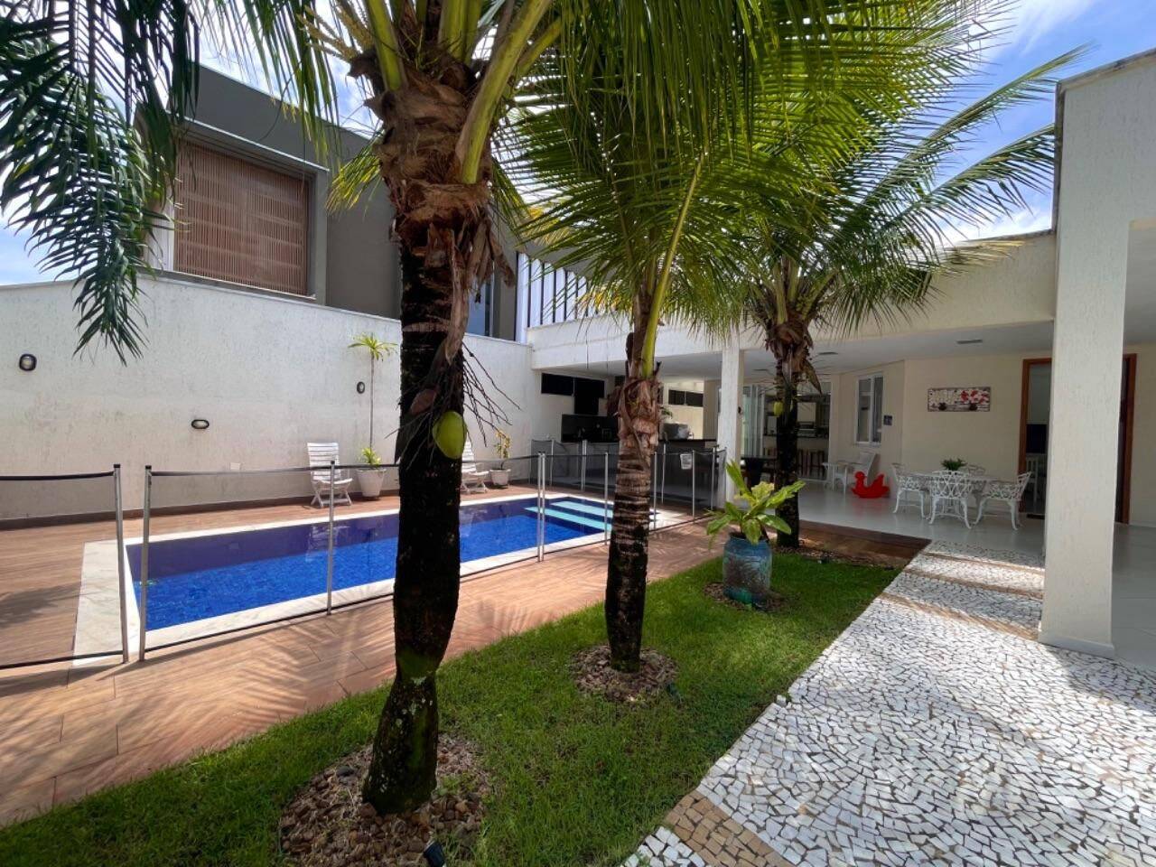Casa, 4 quartos, 276 m² - Foto 1